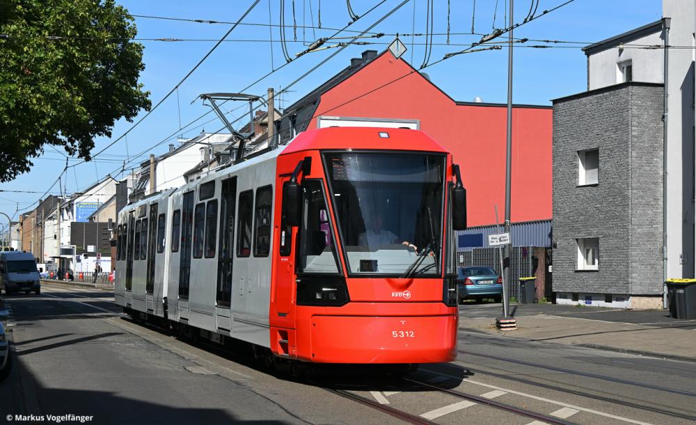 Neufahrzeug HF6 5312 während seiner ersten Fahrt auf öffentlichen Kölner Gleisen am 12.09.2022. Hier auf der Neusser Straße in Köln Weidenpesch.