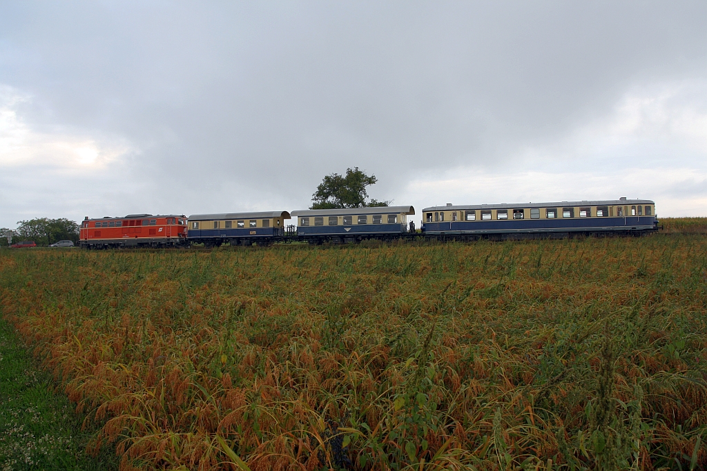 NF 14809 (Gänserndorf - Groß Schweinbarth), von der NLB 2143 070-7 gezogen und dem OSEK 5042.14 als letztes Fahrzeug, am 06.September 2020 kurz nach Matzen.