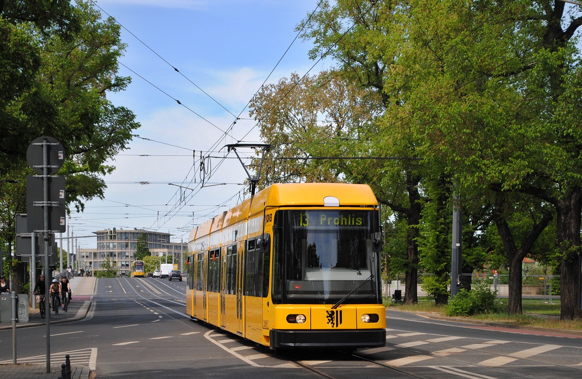 NGT6DD 2591 hat als Linie 13 gerade die Albertbrücke überquert und erreicht die Haltestelle Sachsenplatz. (29.04.2024)