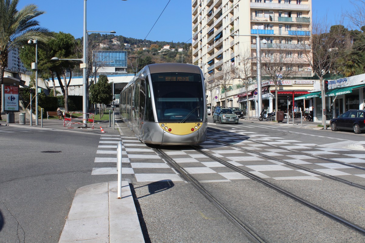 Nice / Nizza Lignes d'Azur SL T1 (Alstom Citadis-402 18) Boulevard Comte de Falicon am 11. Februar 2015.