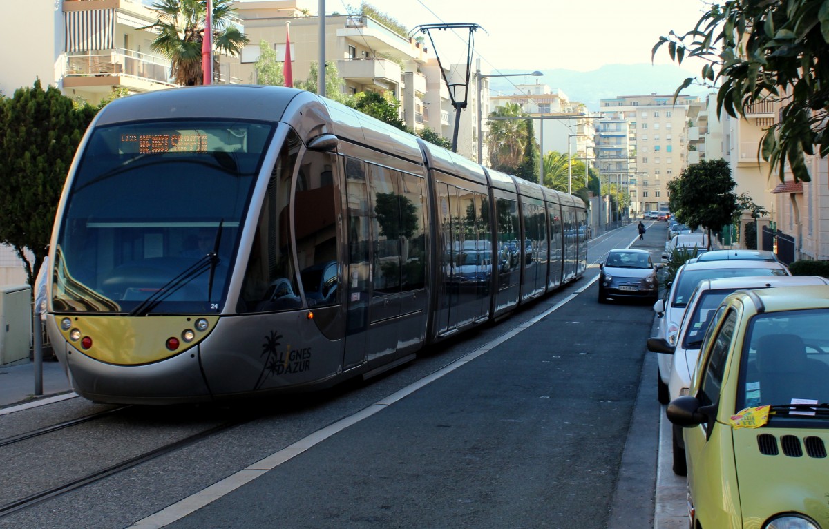 Nice / Nizza Lignes d'Azur SL T1 (Alstom Citadis-402 24) Rue Puget am 11. Februar 2015.