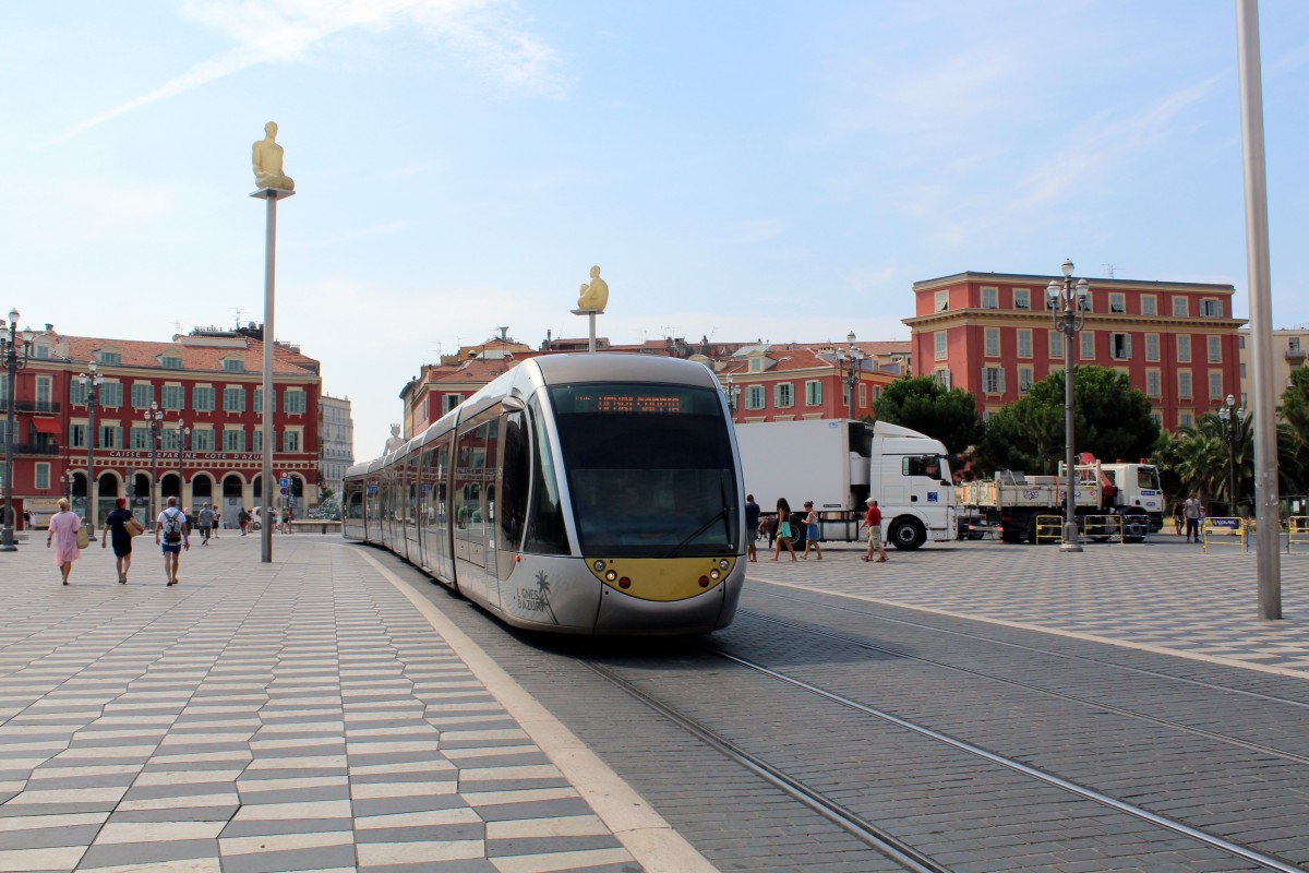 Nice / Nizza Lignes d'Azur SL T1 (Alstom Citadis-402 18) Placce Masséna am 23. Juli 2015.