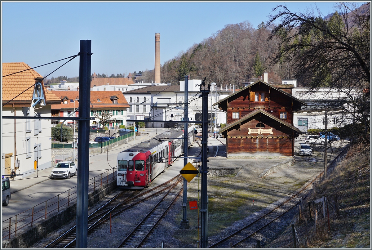 Nicht ganz einfach gestaltete sich die Idee, den TPF Meterspurzug mit Be 4/4 124, Bt 224 und ABt 223 im Zielbahnhof Broc Fabrique zwischen Bäumen und Fahrleitungsmasten aufs Bild zu bekommen.  Der  neue  Bahnhof, welcher dann wohl Züge von und nach Bern ankommen und abfahren sieht, dürft wohl etwas weniger romantisch ausfallen.

2. März 2021