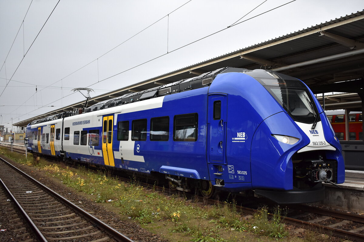 Niederbarnimer Eisenbahn, Berlin pünktlich zu Beginn des Winterfahrplans 2024/25 regulär mit einem ihrer neuen Mireo Plus H Triebzüge  563 135-3  (NVR:  94 80 0 563 135-3 D-NEBB.....  als Regionallinie RB25 nach Werneuchen abfahrbereit im Bahnhof Berlin Lichtenberg, 18.12.2024