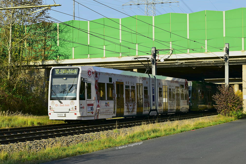 Niederflurwagen 4035 wurde eine neue Ganzgestaltung zum Jubiläum  111 Jahre Prinzengarde   angebracht. Hier zu sehen in Merkenich am 14.11.2016.
