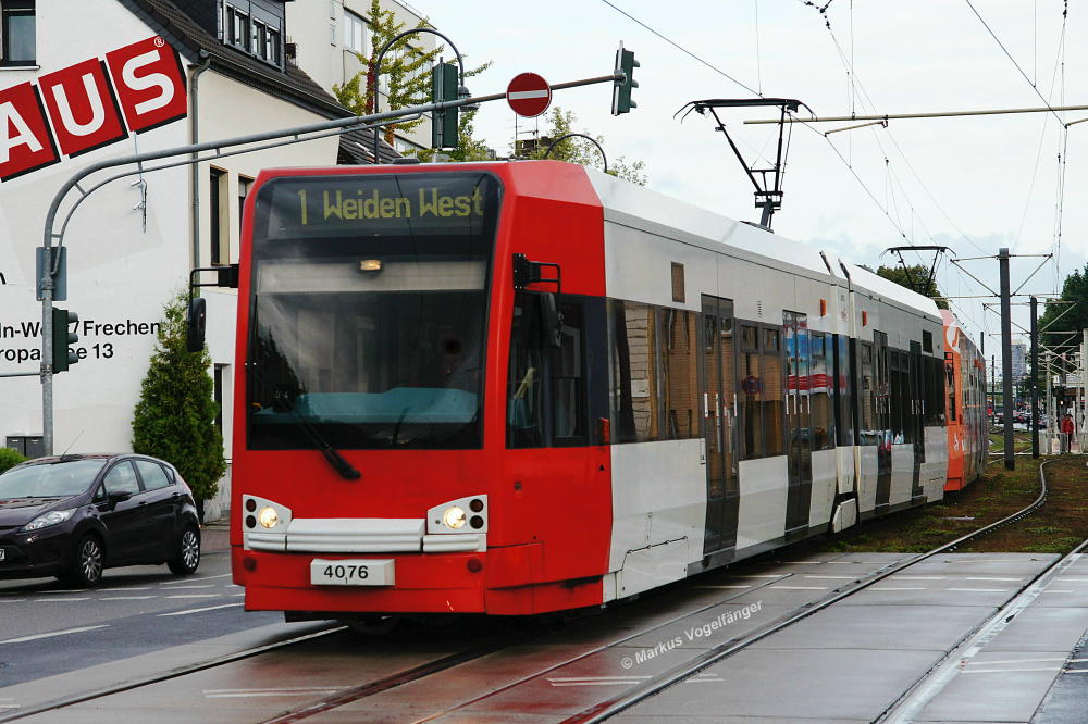 Niederflurwagen 4076 wurde die Ganzreklame  Colonia Kochkunstverein  entfernt. Er ist nun wieder im aktuellen KVB-Farbschema anzutreffen. Als Besonderheit wre das schwarze Fensterband zu nennen, welches er als einer der ersten vier K4000 (4007, 4012, 4067, 4076) im Jahre 2004 zusammen mit dem neuen KVB-Farbschema erhalten hat. Hier zu sehen wieder im aktuellen KVB-Farbschema auf der Kreuzung Frechener Weg/Aachener Strae am 18.09.2013. 