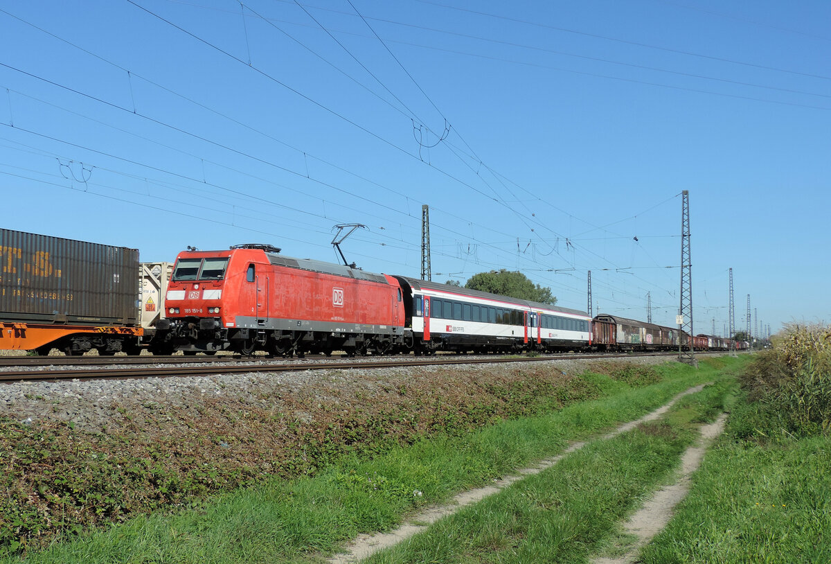 Niederschopfheim - 22. September 2022 : 185 151 mit einem Mischer in richtung Süden Unterwegs. Im Zug befinden sich zwei frisch renovierte schweizer Reisewagen.

Link zum Video : https://www.youtube.com/watch?v=biraO6jt0Ek&lc=Ugzm9lvW2YtiEkjAiYN4AaABAg