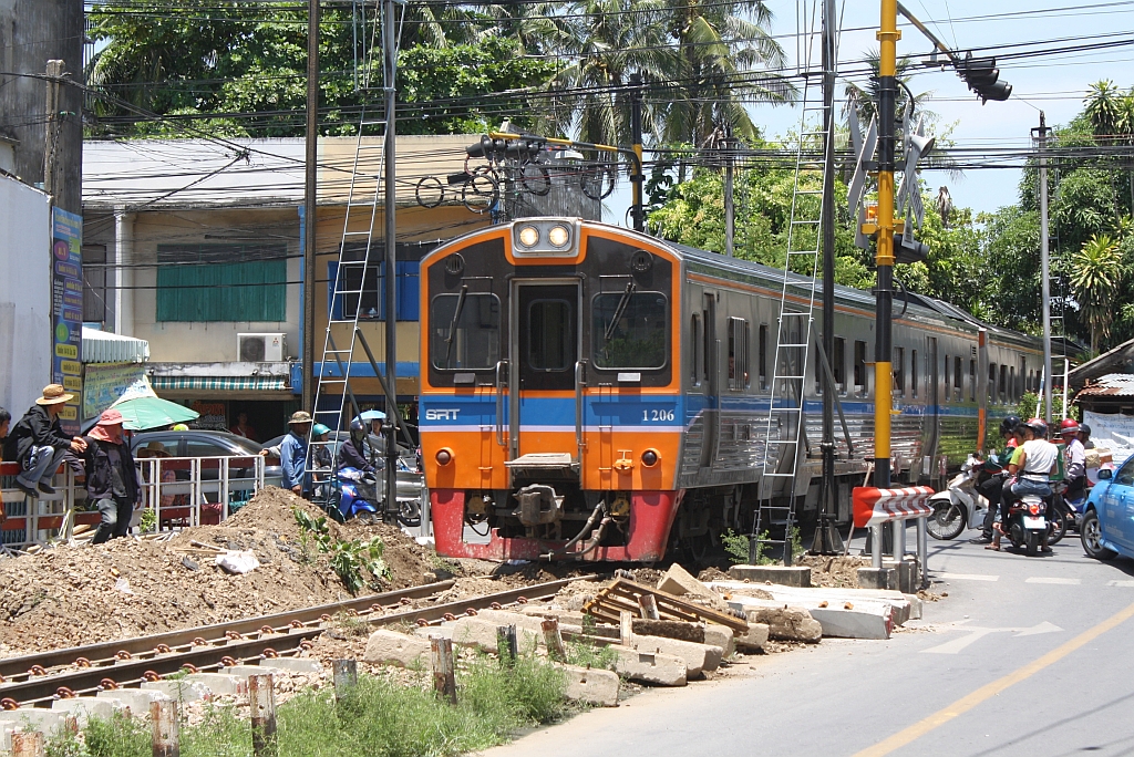 NKF 1206 (1A'2', dh, Nippon Sharyo, Bauj.1985) quert als ORD 4342 von Mahachai nach Wongwian Yai am 01.Juni 2013 die EK mit der Thanon Ekkachai.

