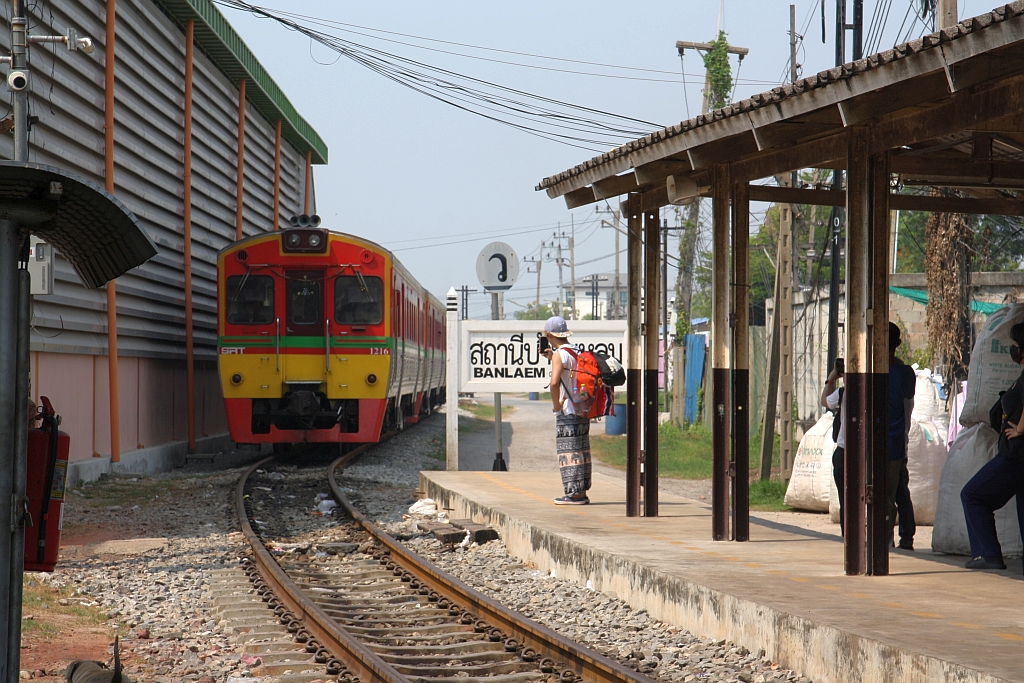 NKF 1216 als erstes Fahrzeug des ORD 4382 von Mae Klong fährt am 01.Mai 2024 in die Ban Laem Station ein. - Links des Triebwagen die neu errichtete Fahrzeughalle.