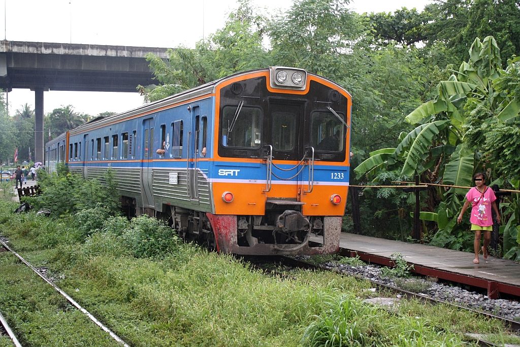 NKF 1233 (1A'2', dh, Fuji Heavy Industries, Bauj.1985) am 31.Mai 2013 als ORD 376 (Rangsit - Hua Takhe) am Bahnsteig der Verbindungsschleife zwischen Northern- und Eastern-Line in der Hst. Uruphong.