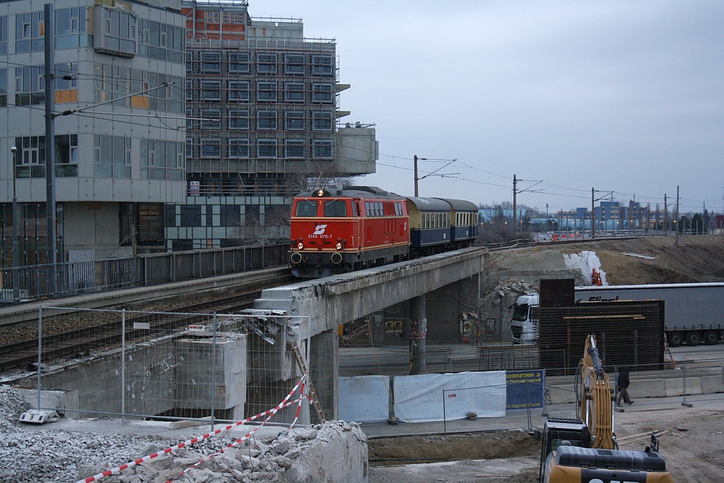 NLB 2143 070-7 am 24.Jänner 2015 mit dem SR 14336 nach Ernstbrunn auf der, wegen Neuerrichtung der Hst. Brünnerstrasse, nun eingleisigen Brücke über die Brünnerstrasse.