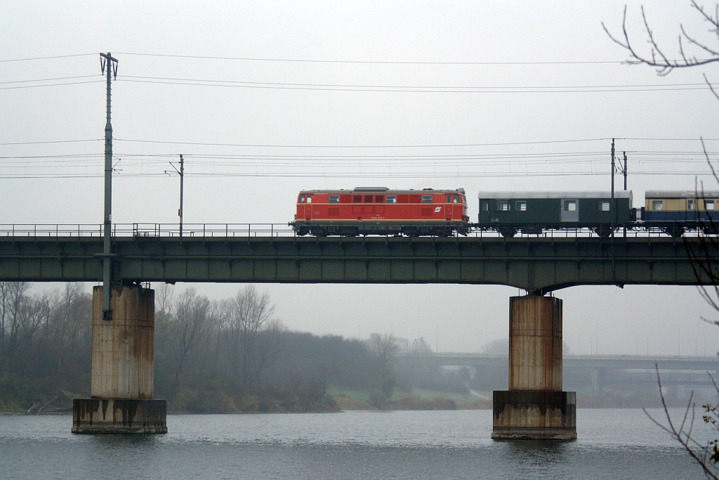 NLB 2143 070-7 am 29.November 2014 vor dem SLP 17892 auf der Brücke über das Entlastungsgerinne nahe der Hst. Lobau.