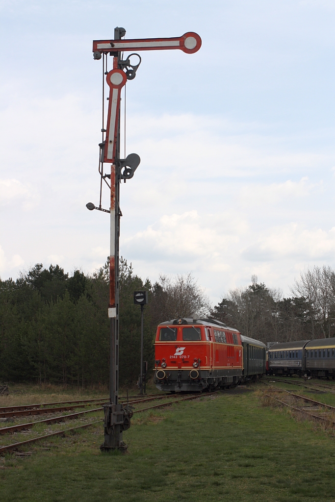 NLB 2143 070-7 beim Verschub am 12.April 2015 im Heizhaus Strasshof.