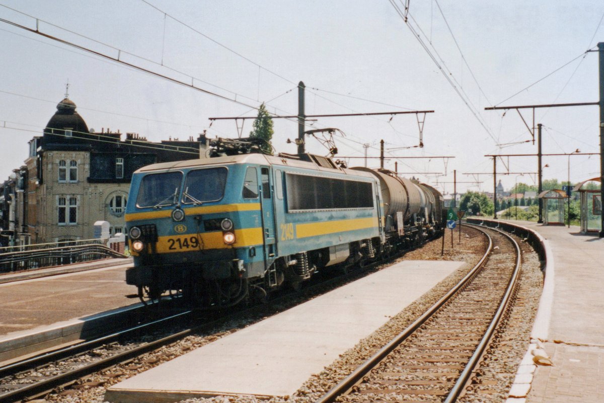 NMBS 2149 schleppt ein Ölzug durch Antwerpen-Dam am 16 Mai 2012.