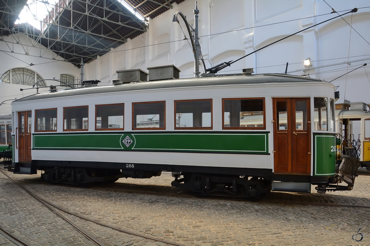 No. 288  Der Belgier  gehört zu einer Reihe von 10 Straßenbahnen, welche im Jahr 1928 von der belgischen Gesellschaft  Societé Anonyme des Ateliers de Construction d'Etablissements Famileureux  erworben wurden. (Museu do Carro Eléctrico Porto, Januar 2017)