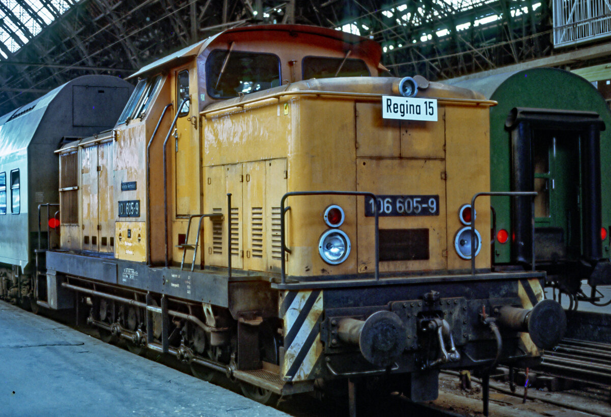 Noch als V 60 1605 an die DR geliefert: die 106 605 am 20.07.1991 im Hbf. Dresden.