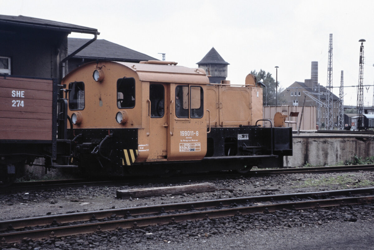 Noch im Dienste der DR: die 1935 als Kö 4639 an die DRB gelieferte Dieselkleinlok, bei der DR 1970 in 100 011 umgenummert, am 08.04.1991 im Schmalspurbahnhof Nordhausen Nord.