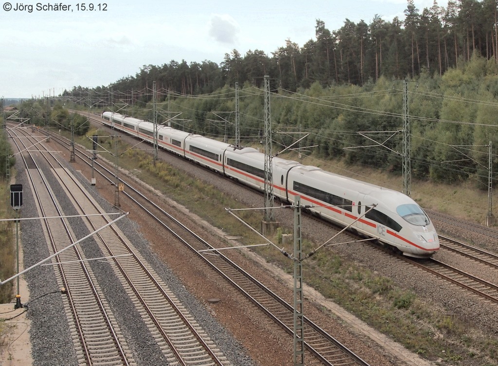 Noch knapp 10 Minuten brauchte der ICE aus München am 15.9.12 noch bis Nürnberg Hbf. Am Ende der eigentlichen Neubaustrecke schwenken von links die Streckengleise aus Feucht ein.