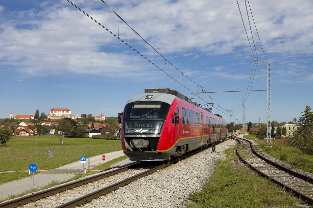 Noch vor wenigen Jahren waren die slowenischen Desiros fast ausschließlich auf den von Ljubljana und Maribor ausgehenden Hauptstrecken unterwegs. Seit der Inbetriebnahme der neuen Stadler-Garnituren sind die Desiros jedoch auch auf anderen Strecken zu finden. Am 30. September 2024 war 312 107/108 mit der Führung des LP 2503 von Ormož nach Pragersko betraut und ist hier vor der Kulisse der Burg Ptuj zu sehen. 