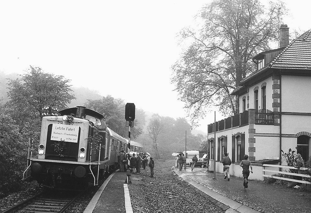 Nochmal eine Aufnahme vom letzten planmäßigen Reisezug N 8227 zwischen Korbach und Frankenberg mit 211 184. Im damals schon nicht mehr bedienten Bahnhof Itter (heute an anderer Stelle wiedereröffnet) wurde nochmals ein außerplanmäßiger (Foto-)Halt eingelegt.