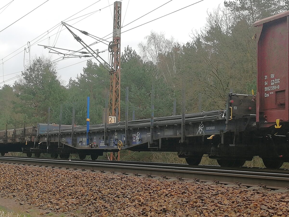 Nördlicher Berliner Aussenring bei Hennigsdorf, 14.3 24. In einem gemischten Güterzug eingereiht lief dieser Flachwagen , beladen mit Stabstahl. Es handelt sich um eine Res von WASCOSA, der jedoch seiner Bordwände beraubt wurde. Die Beschriftung blieb aber unverändert und lautete: 37 80 3940 017-1 RIV- D-Wasco Res. 