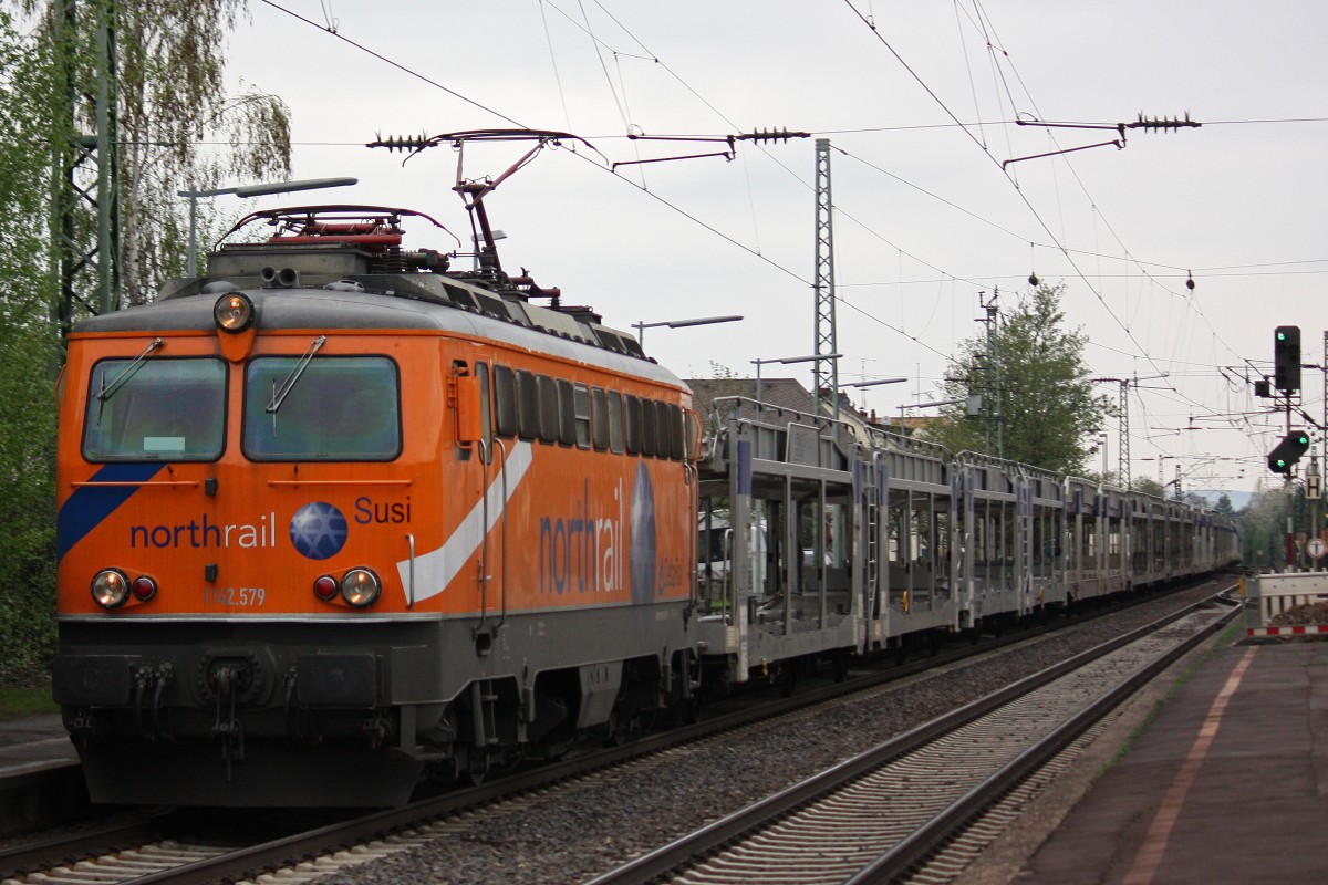 Northrail 1142.579  Susi  am 28.4.13 mit einem leeren Autozug in Bad Hnningen.