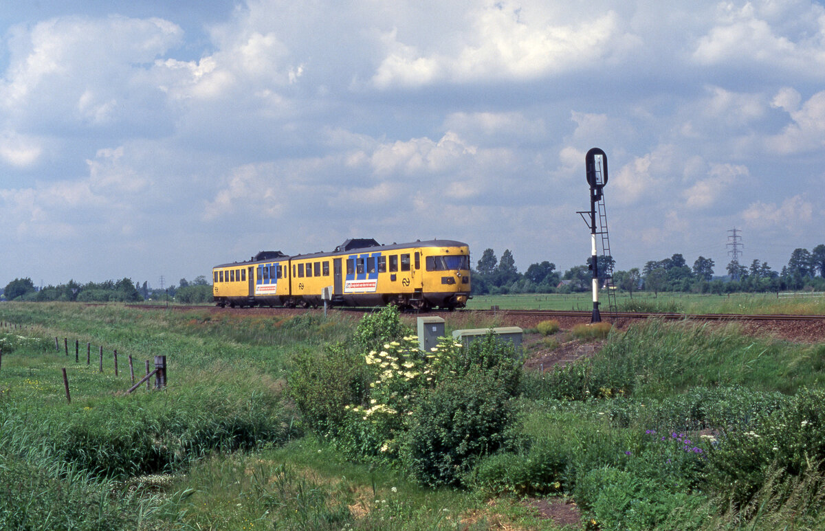 NS 164 am Einfahrsignal von Klarenbeek als Zug S-17845 (Apeldoorn - Zutphen), 09.06.1997.Es stand dort noch der Streckenfernsprecher, jetzt längst Geschichte. Scanbild 7340, Fujichrome100.