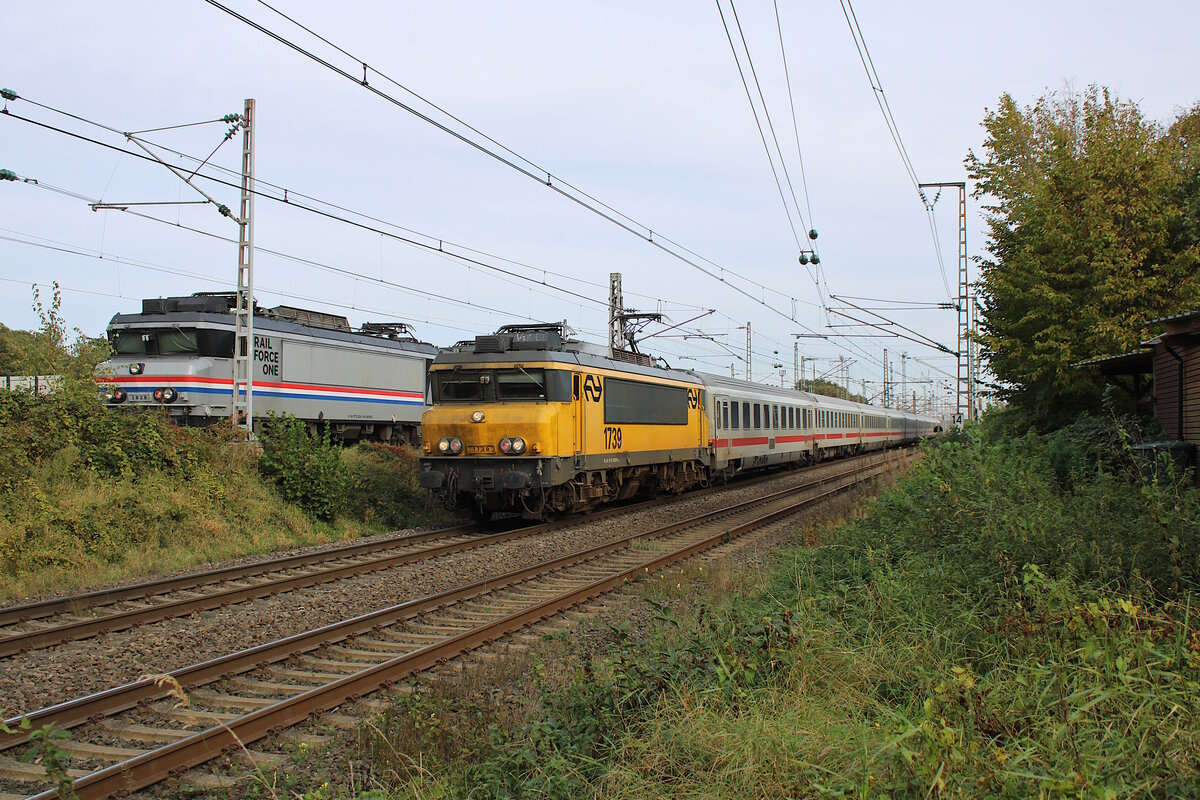 NS 1739 (560 739-2) verlässt mit einem IC von Berlin Ostbahnhof nach Amsterdam Centraal den Bahnhof Bad Bentheim. (18.10.2023)