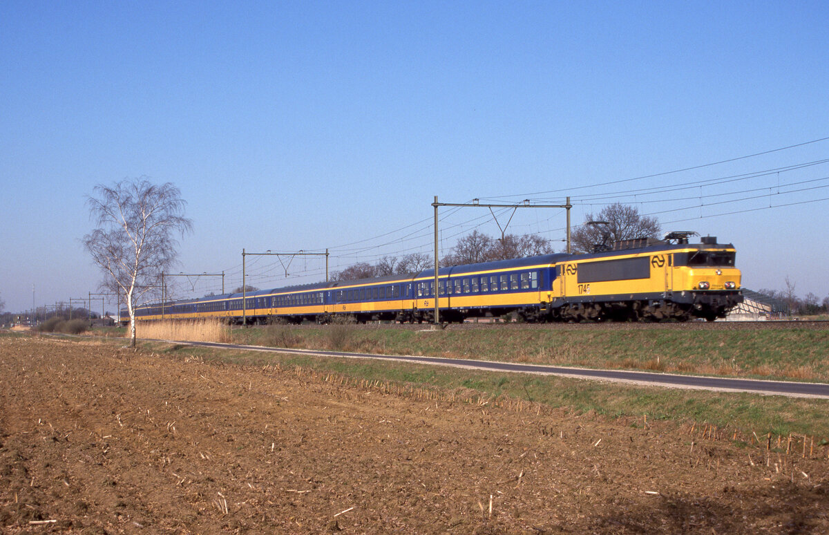 NS 1745 mit IC-1929 Den Haag Centraal - Venlo bei America, 23.03.2003. Interessanter Wagenmix aus Plan W, ICR und ICK. Scanbild 8630, Fujichrome100.