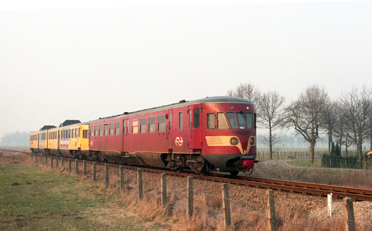 NS 25 und 163 als Zug 7851 (Apeldoorn - Winterswijk bei Vorden am 17.02.1984. Scanbild 93345, Kodacolor400.