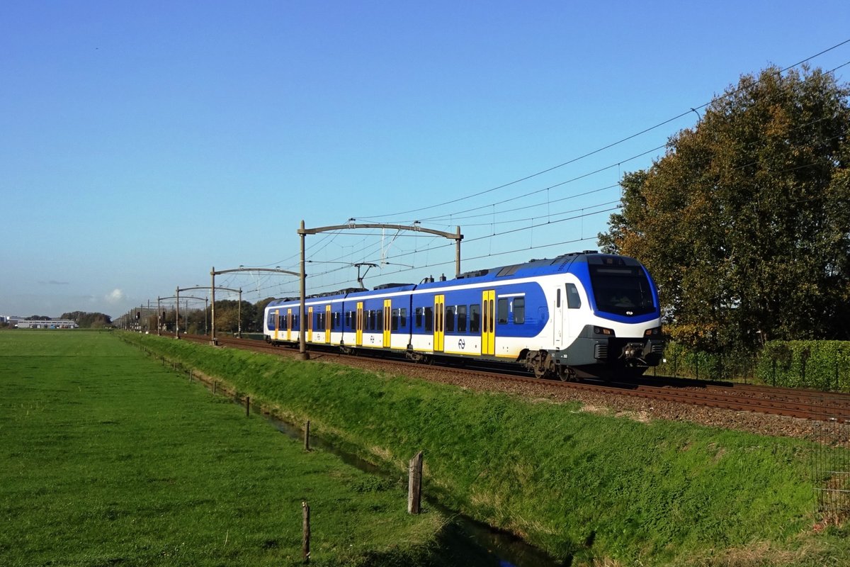 NS 2522 durchfahrt Hulten am 4 November 2020 und wird in eine Minute am Bahnhof von Tilburg-Reeshof halen.