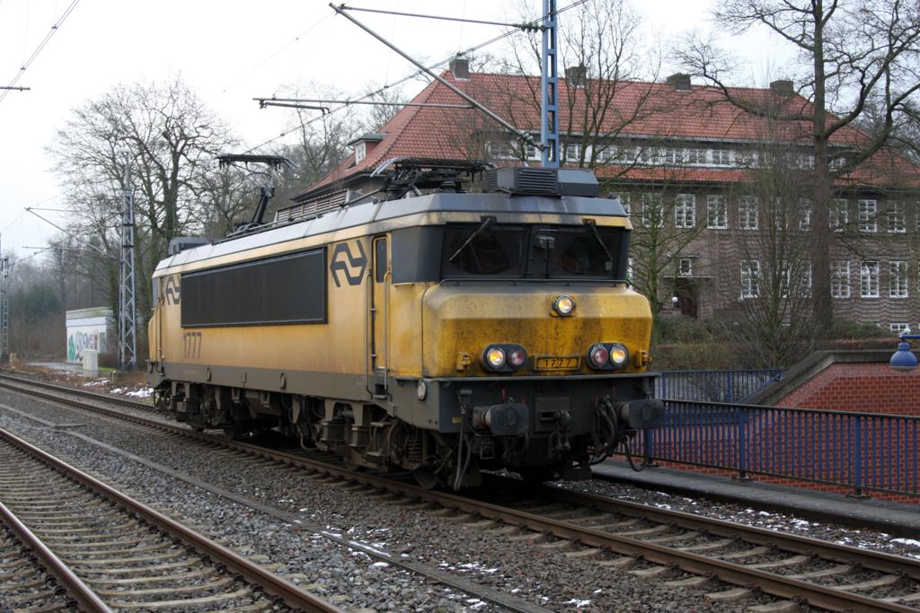 NS Lok 17777 setzt am 3.2.2015 nach Ankunft vor einem IC im Bahnhof Bad Bentheim um und wartet danach auf die Rückleistung aus Deutschland.