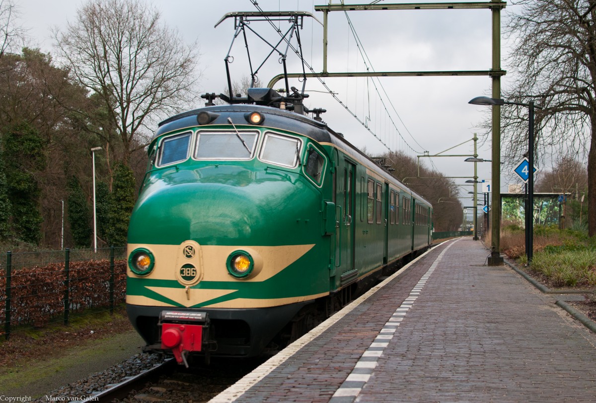 NSM 386 ist ein zweiteiliger  Hondekop , mit sonderzug Unterwegs von Amersfoort nach Utrecht, hier bei Durchfahrt von Den Dolder am 11 jan. 2014.