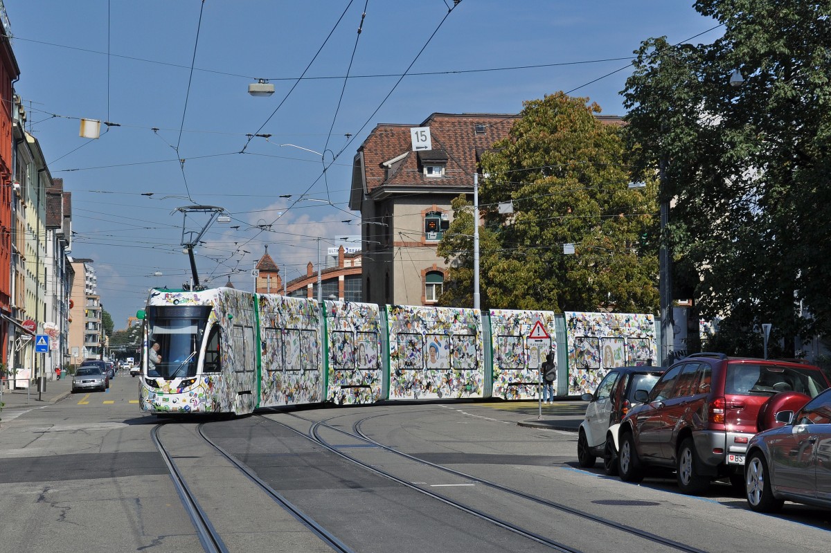 Nun ist der neue Flexity mit der Betriebsnummer 5001 mit der Fahrschule unterwegs. Hier fährt der Wagen vom Depot Wiesenplatz zur Haltestelle CIBA. Die Fahrten begannen beim Depot Wiesenplatz und führten dann über die Dreirosenbrücke zum Kannenfeldplatz, Spalenring zum Depot Morgarten. Die Aufnahme stammt vom 16.09.2014.