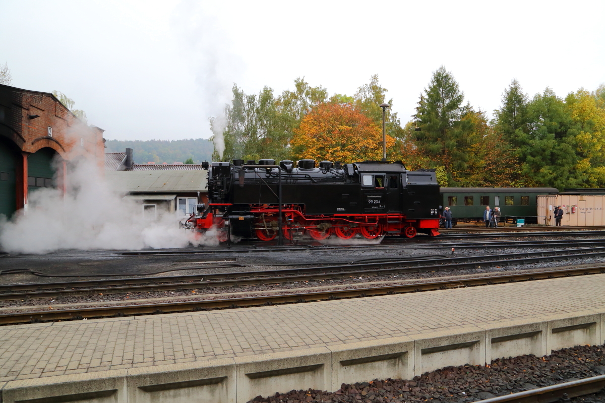 Nun wird es am Morgen des 21.10.2018 langsam Zeit, den IG HSB-Sonderzug am Bahnsteig in Gernrode für den Zustieg bereitzustellen. Zischend und fauchend setzt sich 99 234 in Bewegung, um als erstes den Zug aus dem Abstellgleis zu ziehen.