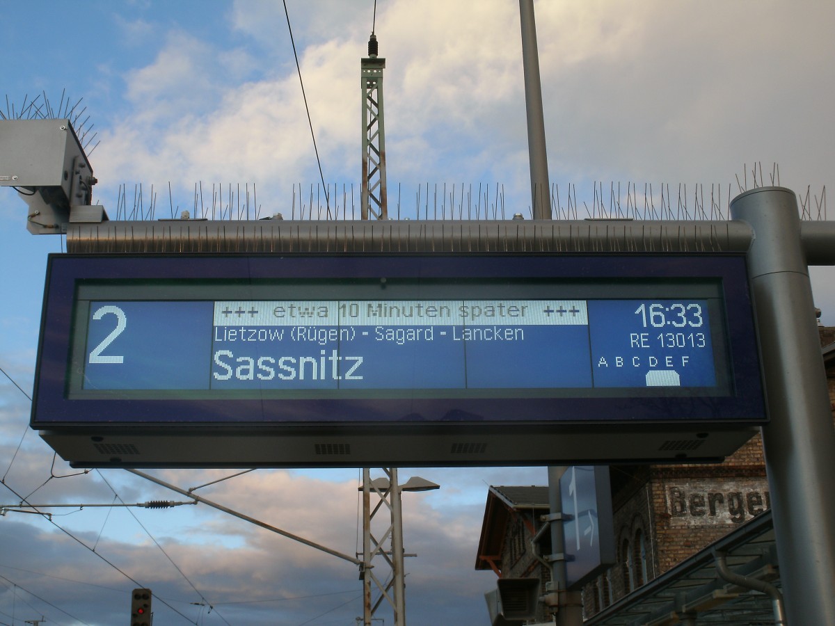 Nur 10 Minuten Versptung hatte der RE 13013 von Rostock nach Sassnitz.Aufgenommen am 27.Oktober 2013 in Bergen/Rgen. 