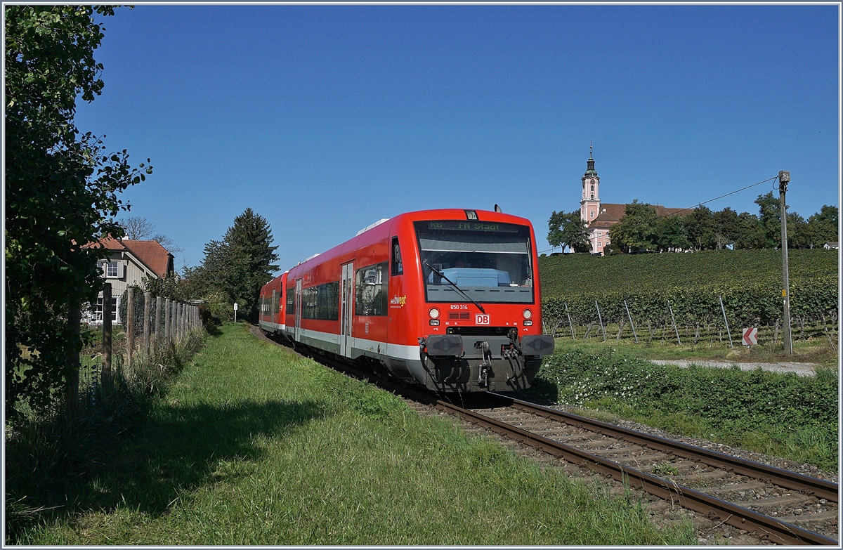  Nur  ein roter VT 650 bei der Wallfahrtskirche Birnau und doch ist das Bild schon fast  historisch  wurden doch erstmal drei Tage vor dieser Aufnahme die ersten VT 622 auf dieser Strecke eingesetzt, welche die roten VT 650 ablösen werden. 

19. Sept. 2019