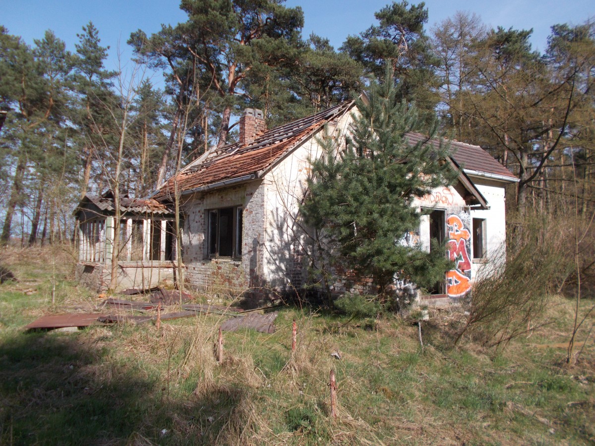 Nur noch eine Ruine ein ehemaliges Postenhäuschen zwischen Jeeser und Miltzow (Strecke Stralsund-Berlin) am 19.April 2015.