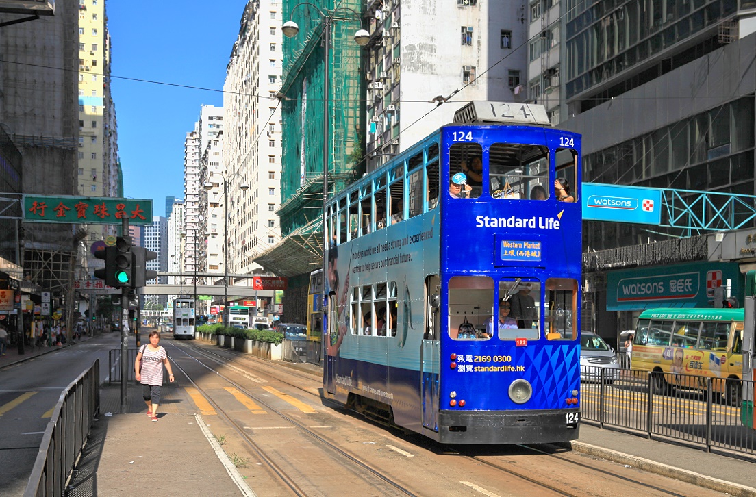 Nur wenige Minuten erhellt das Sonnenlicht Hongkongs Straenschluchten. Tw 124 in der King's Road, 26.08.2013.