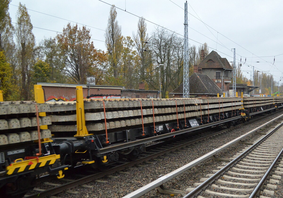 Oberbaustoffwagen vom Einsteller SPITZKE SE  mit der Nr. 37 RIV 80 D-SPAG 4727 021-0 Slps beladen mit Beton-Bahnschwellen in einem Ganzzug am 16.11.22 Berlin Buch.