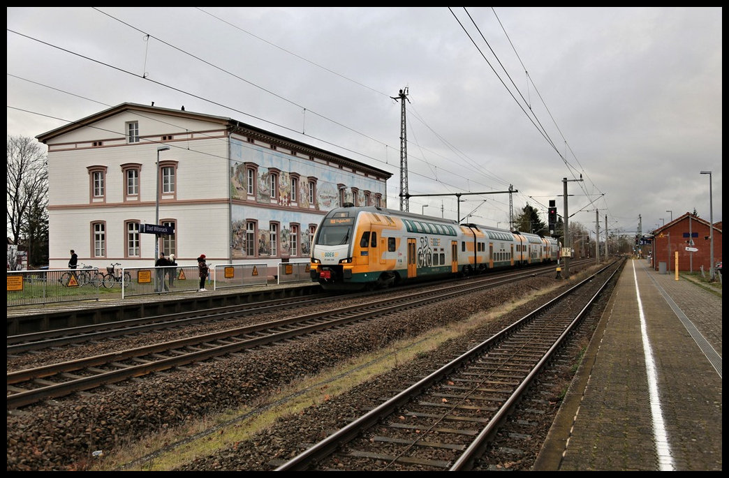 ODEG ET 445.100 hält aus Wittenberge kommend im Bahnhof Bad Wilsnack. Der Zug ist am 6.12.2024 um 14.10 Uhr als RE unterwegs nach Berlin Flughafen.