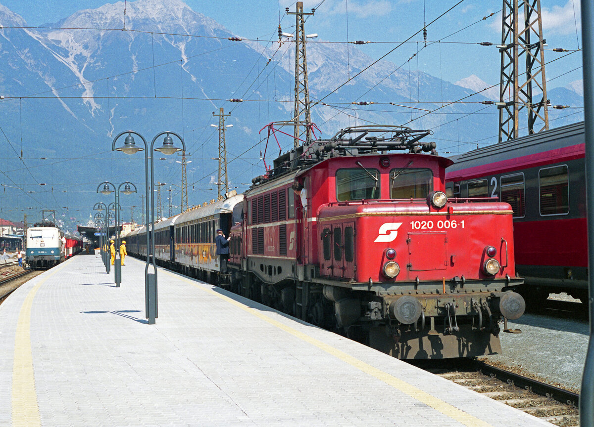 ÖBB 1020 006-1 hat den Venezia-Simplon Orient Express von Frankreich nach Venezia angekuppelt für die Weiterfahrt von Innsbruck nach Brennero. Innsbruck Hbf am 17.09.1990, Scanbild 95423.