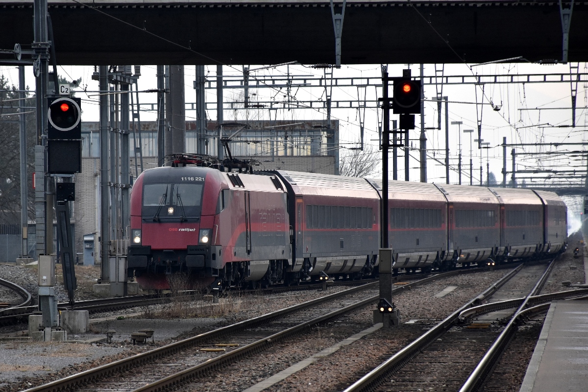  ÖBB 1116 221 erreicht mit dem Railjet Zürich-Wien den Bahnhof Buchs SG (2018-02-24)