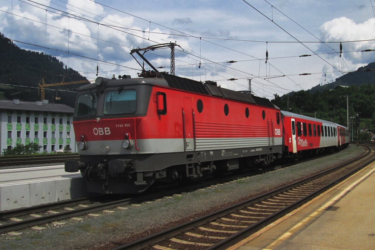 ÖBB 1144 100 schiebt ein RE aus Schwarzach Sankt-Veit aus am 3 Juni 2015.