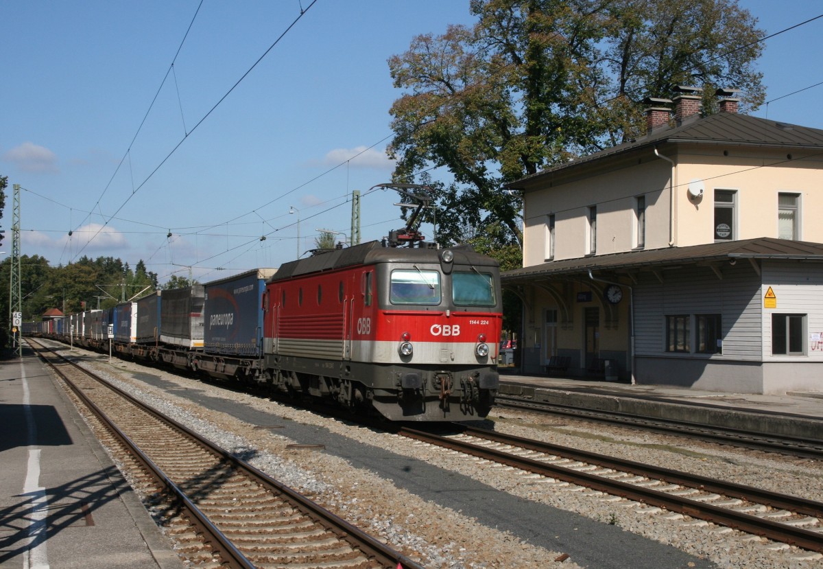 BB 1144 224 mit Gterzug Richtung Rosenheim am 14.10.2011 in Aling (Oberbay)