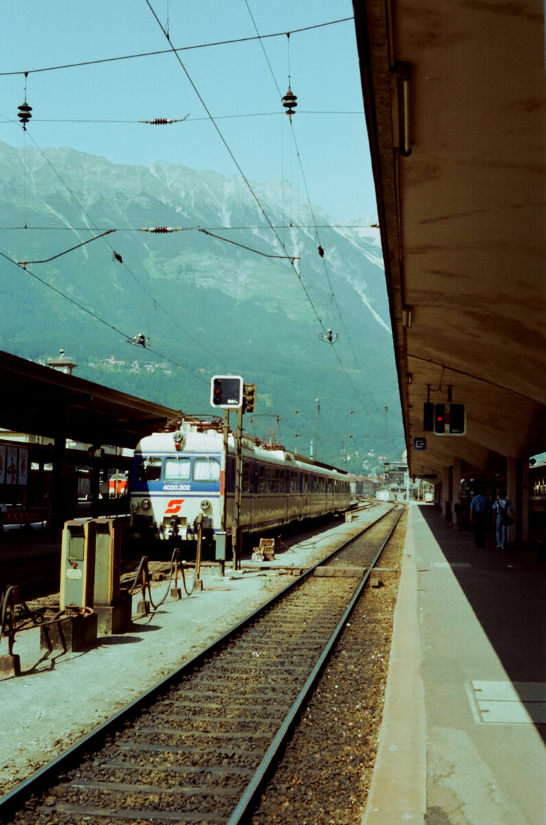 ÖBB 4030.302 wartet vor dem Innsbrucker Hauptbahnhof (Sommer 1983)