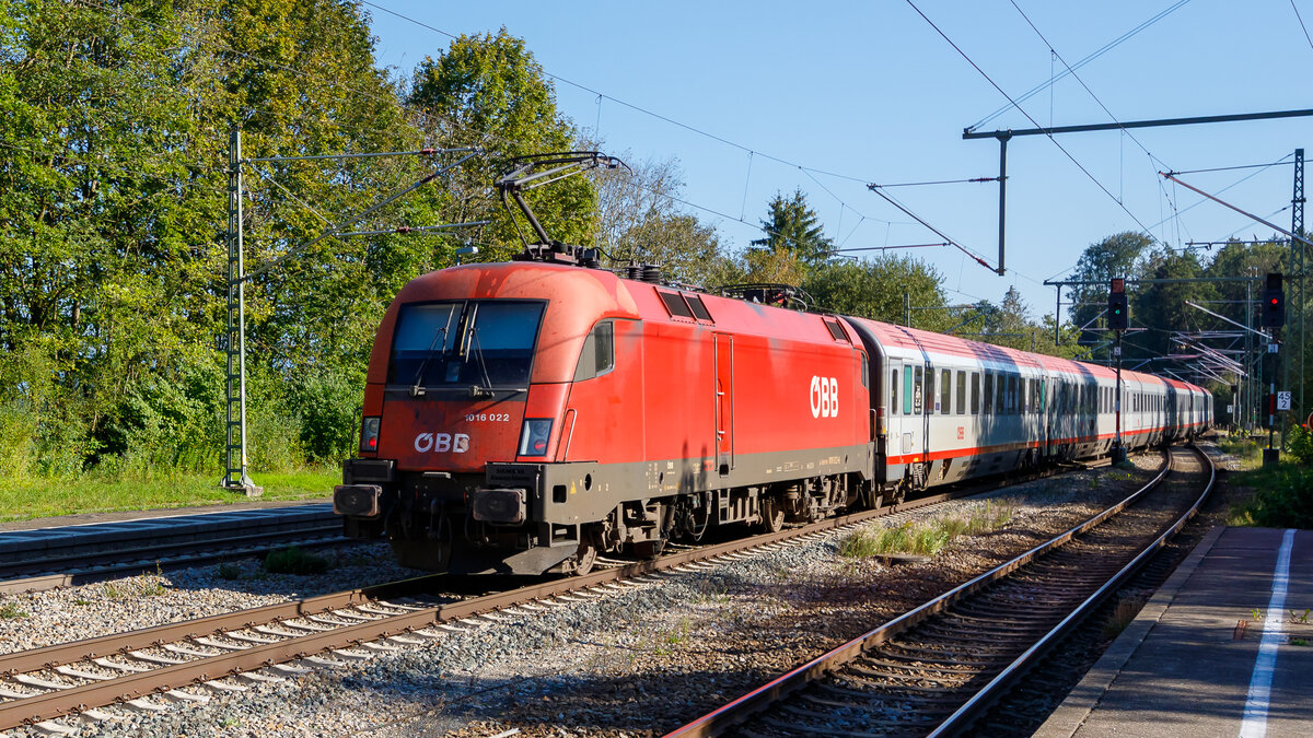 ÖBB 91 81 1016 022 am Schluß eines Eurocity bei der Durchfahrt in Aßling, Fahrtrichtung Rosenheim. Aufnahme vom 07.09.2024