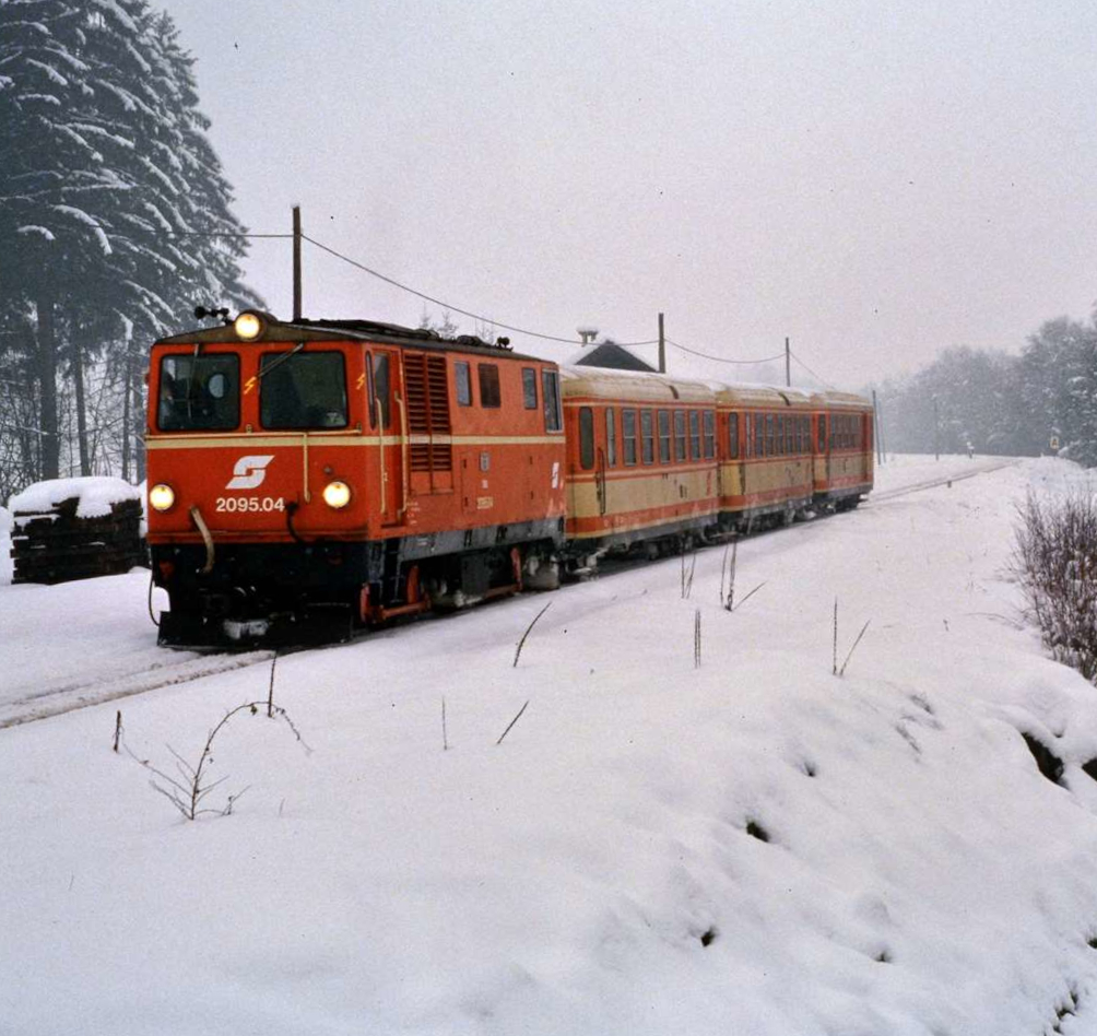 ÖBB-Diesellok 2095.04 auf der Pinzgauer Lokalbahn, Ort leider unbekannt.
Datum: 11.02.1986