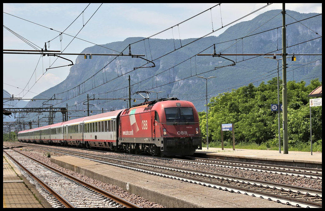 ÖBB Taurus durchfährt hier am 31.5.2022 auf der Brenner Bahn mit einem EC in Richtung Bozen den Bahnhof Egna bzw. Neumarkt.