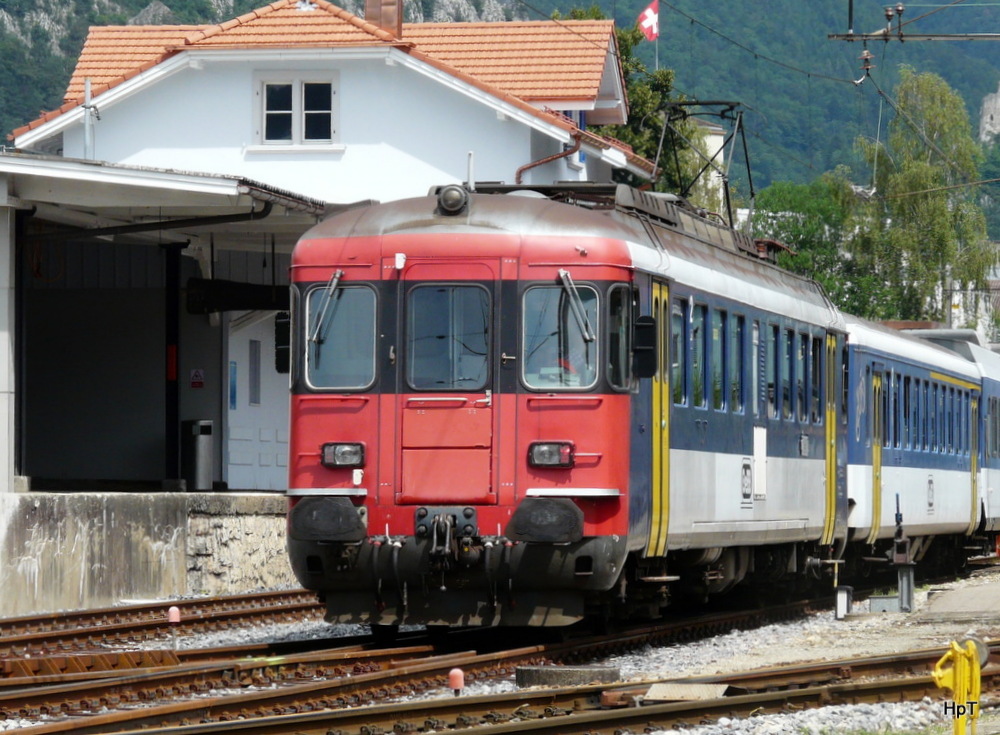 OeBB - Triebwagen RBe 4/4 205 in Balsthal am 10.08.2014 .. Standort des Fotografen vor einem Bahnübergang mit Schranken ...